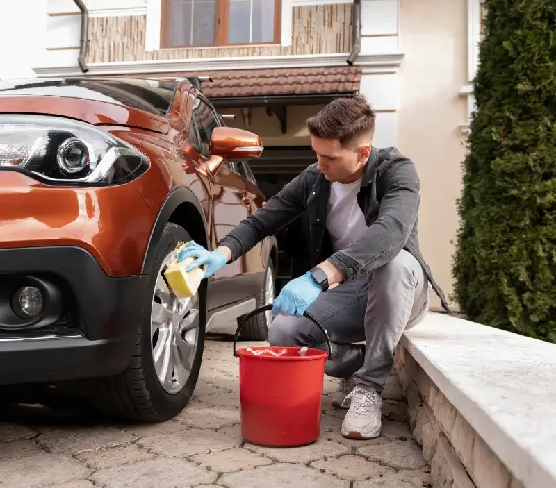 Lavage auto à domicile Sandouville : professionnel intervenant sur un véhicule